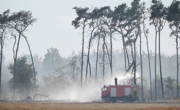 Viele kleinere Glutherde werden die Feuerwehr in Brandenburg auch in den nächsten Tagen noch beschäftigen.