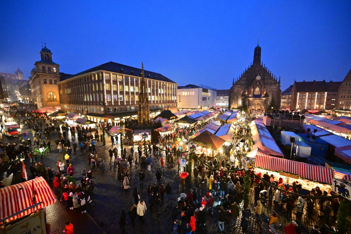 01.12.2023, Bayern, Nürnberg: Der Nürnberger Christkindlesmarkt auf dem Hauptmarkt der Stadt. Der Weihnachtsmarkt wurde heute feierlich eröffnet. Foto: Matthias Merz/dpa +++ dpa-Bildfunk +++