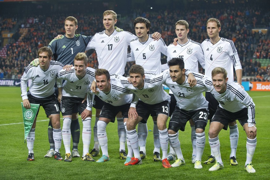 Bildnummer: 13687700 Datum: 14.11.2012 Copyright: imago/Sven Simon
Die deutsche Mannschaft beim Mannschaftsfoto, Teamfoto vor dem Spiel: (hi.v.l.) Torwart Manuel NEUER, Per MERTESACKER, Mats HUMMELS, ...