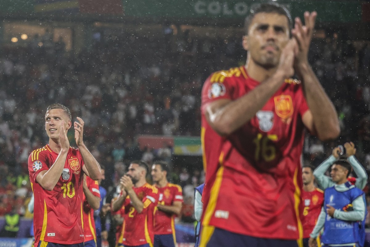 30.06.2024, Nordrhein-Westfalen, K�ln: Fu�ball, UEFA Euro 2024, EM, Spanien - Georgien, Finalrunde, Achtelfinale, K�ln Stadion, Spaniens Dani Olmo (l) und Spaniens Rodri jubeln nach dem Schlusspfiff.  ...