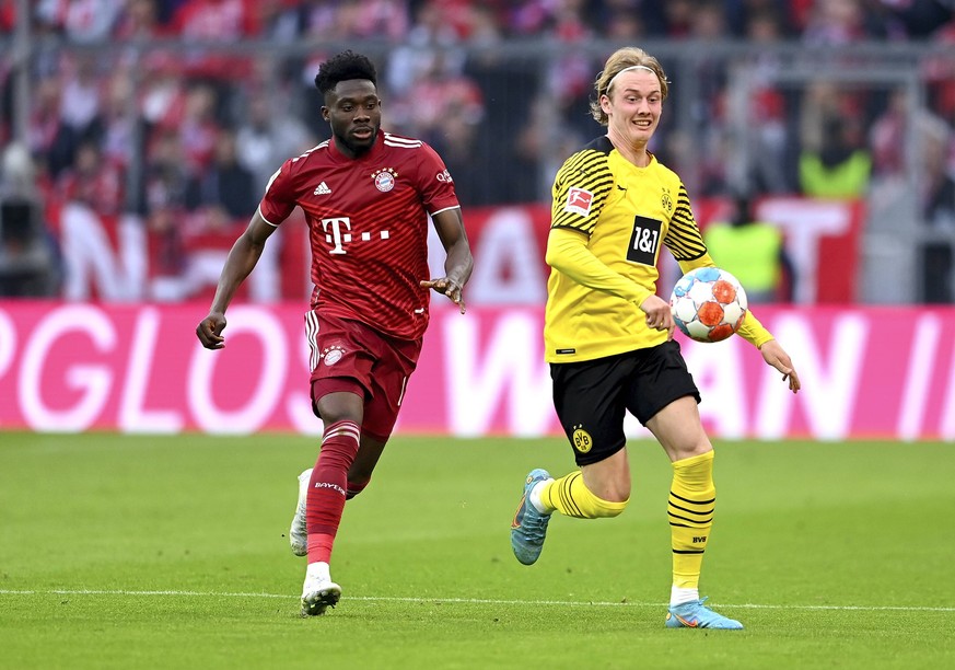 Fussball 1. Bundesliga Saison 2021/2022 31. Spieltag FC Bayern Muenchen - Borussia Dortmund 23.04.2022 Julian Brandt re, Borussia Dortmund gegen Alphonso Davies li, FC Bayern Muenchen *** Football 1 B ...