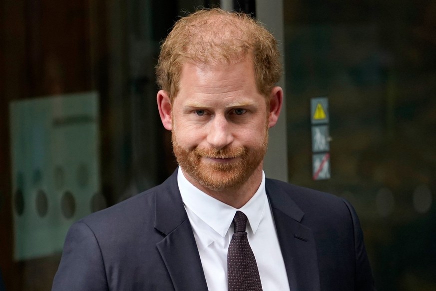 ARCHIV - 06.06.2023, Großbritannien, London: Prinz Harry verlässt nach seiner Aussage den High Court. (zu dpa «Harry scheitert mit Antrag auf Schnellverfahren gegen Boulevardblatt») Foto: Alberto Pezz ...