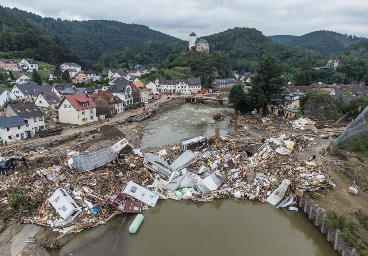 ARCHIV - 19.07.2021, Rheinland-Pfalz, Altenahr-Kreuzberg: Meterhoch t�rmen sich wenige Tage nach der Flutkatastrophe Wohnwagen, Gastanks, B�ume und Schrott an einer Br�cke �ber die Ahr in Altenahr-Kre ...