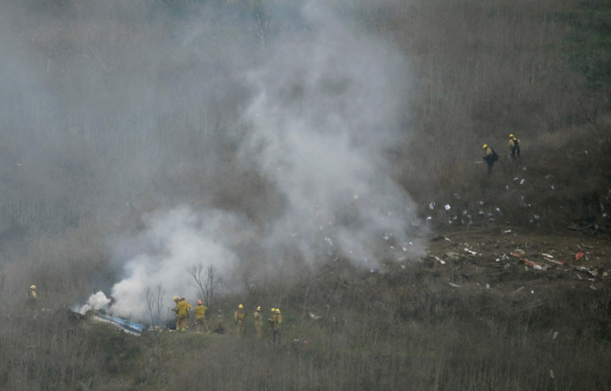 LA county firefighters on the scene of a helicopter crash that reportedly killed Kobe Bryant in Calabasas, California, U.S., January 26, 2020. REUTERS/Gene Blevins