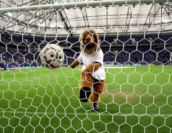 ARCHIV - 20.06.2006, Nordrhein-Westfalen, Gelsenkirchen: FILE�- World Cup mascot Goleo scores with the speaking ball &quot;Pille&quot; prior the group D match of 2006 FIFA World Cup between Portugal a ...