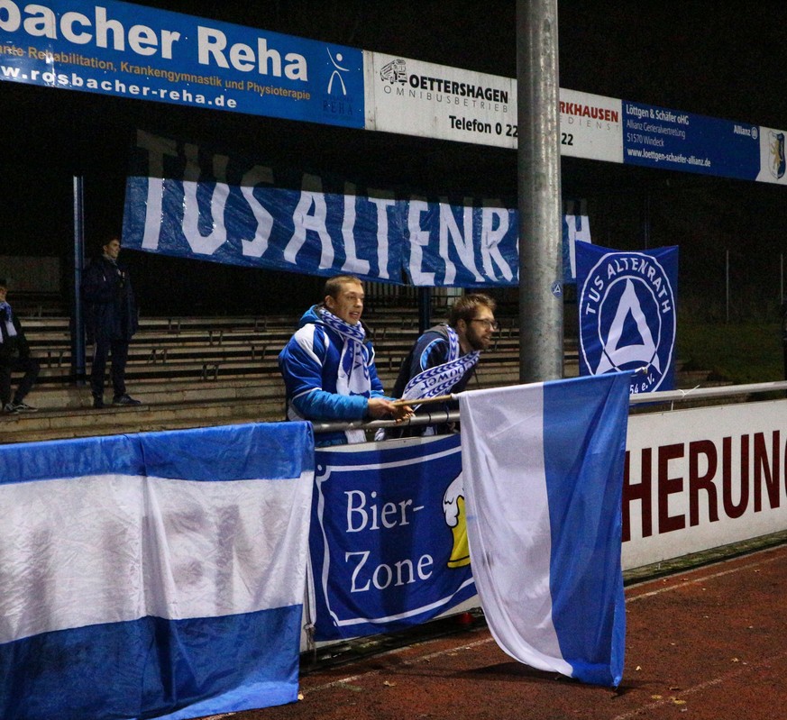 Die "Altras": Marius (r.) und sein Bruder Nicolas sind die Zwei-Mann-Ultras der A-Jugend-Kreisligamannschaft des TuS Altenrath.