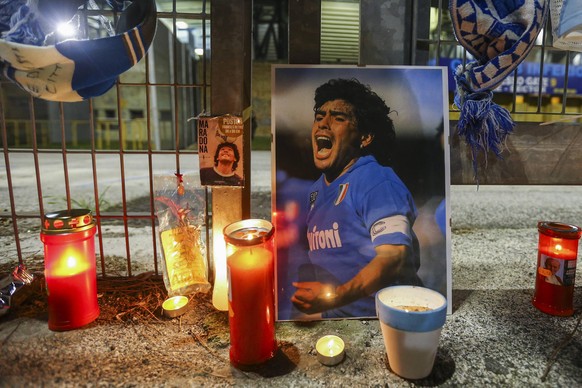 Kerzen, Fotos, Schals: Devotionalien für Diego Maradona.