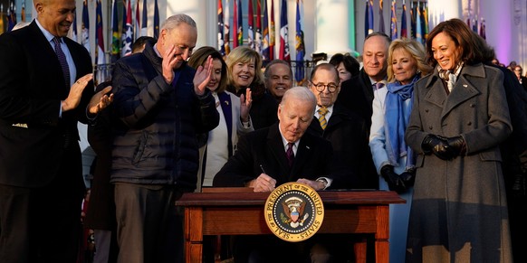 13.12.2022, USA, Washington: Joe Biden, Präsident der USA, unterzeichnet auf dem Südrasen des Weißen Hauses das Gesetz zum Schutz gleichgeschlechtlicher Ehen. Foto: Patrick Semansky/AP/dpa +++ dpa-Bil ...