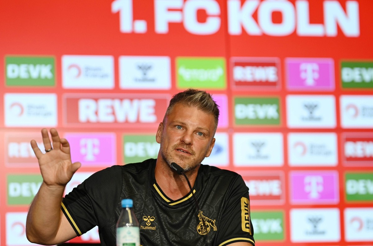 15.08.2025, xophax, Fussball , Fussball - Bundesliga 1.FC K�ln Pressekonferenz vor dem DFB - Pokal Spiel gegen Regensburg Trainer Lukas Kwasniok im Spieltrikot K�ln *** 15 08 2025, xophax, Fu�ball , S ...