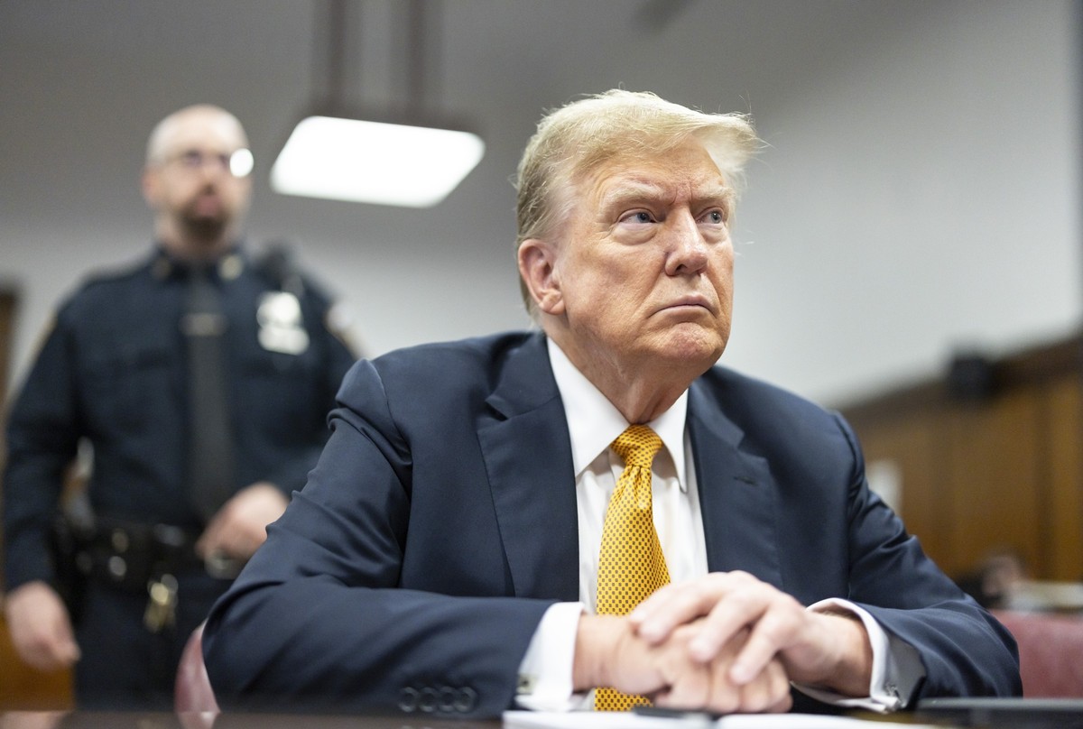 ARCHIV - 21.05.2024, USA, New York: Der ehemalige US-Präsident Donald Trump sitzt während seines laufenden Schweigegeldprozesses vor dem Strafgericht in Manhattan. (zu dpa: «Sprecher: Strafverfahren d ...