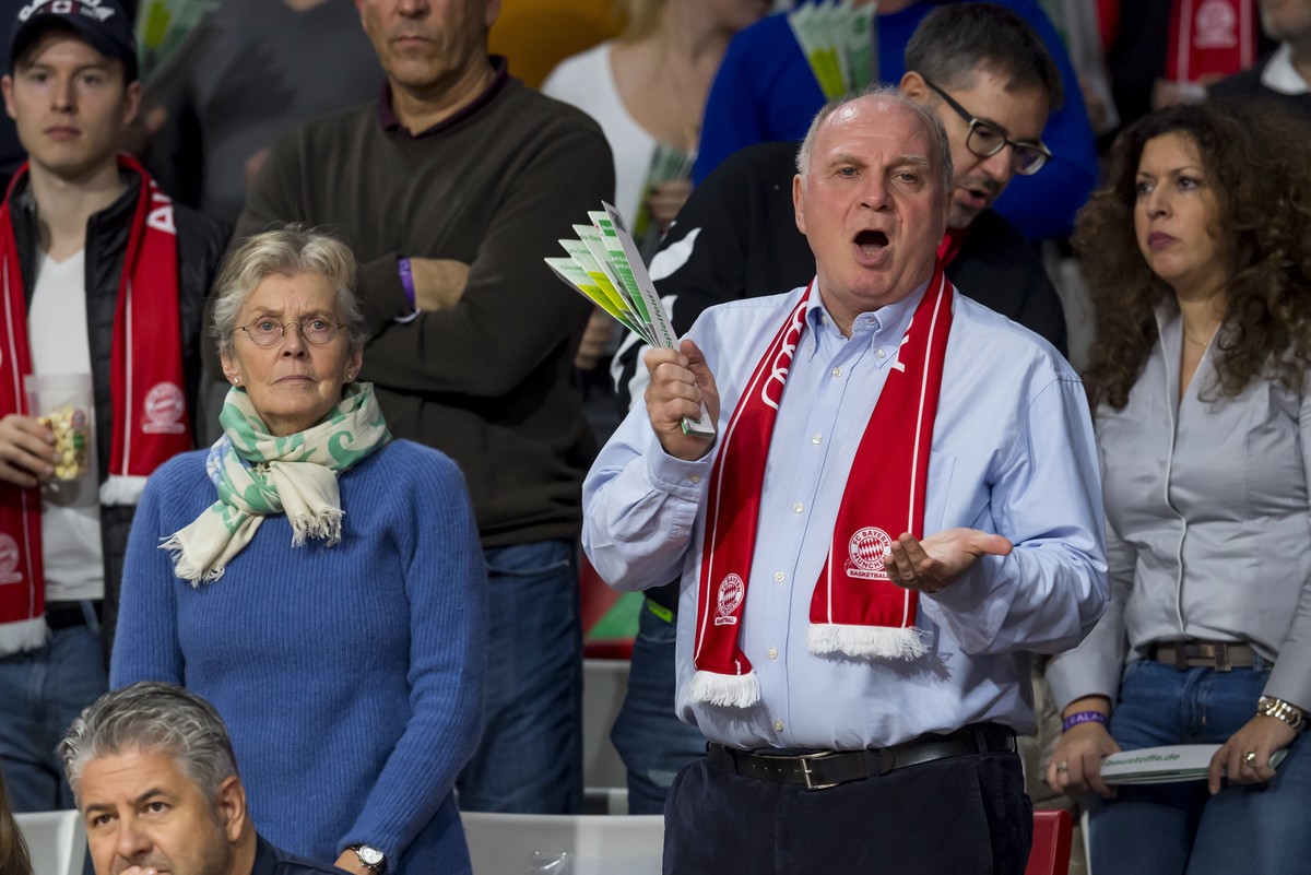 Uli Hoeneß ist Basketballfan. Dass er hier die Klatschpappe für den FC Bayern schwingt, liegt auf der Hand.