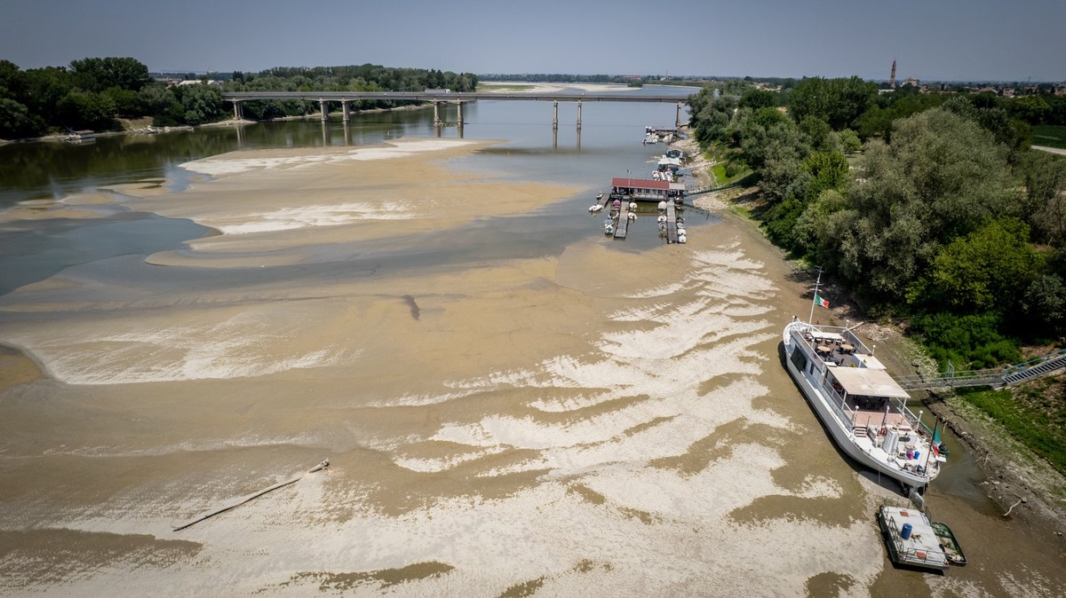 Drohnenansicht des Flusses Po in San Giorgio Piacentino, am 20. Juni 2022. Teile des Flusses Po, Italiens längster Fluss und größtes Süßwasserreservoir des Landes, drohen während der schlimmsten Dürre ...