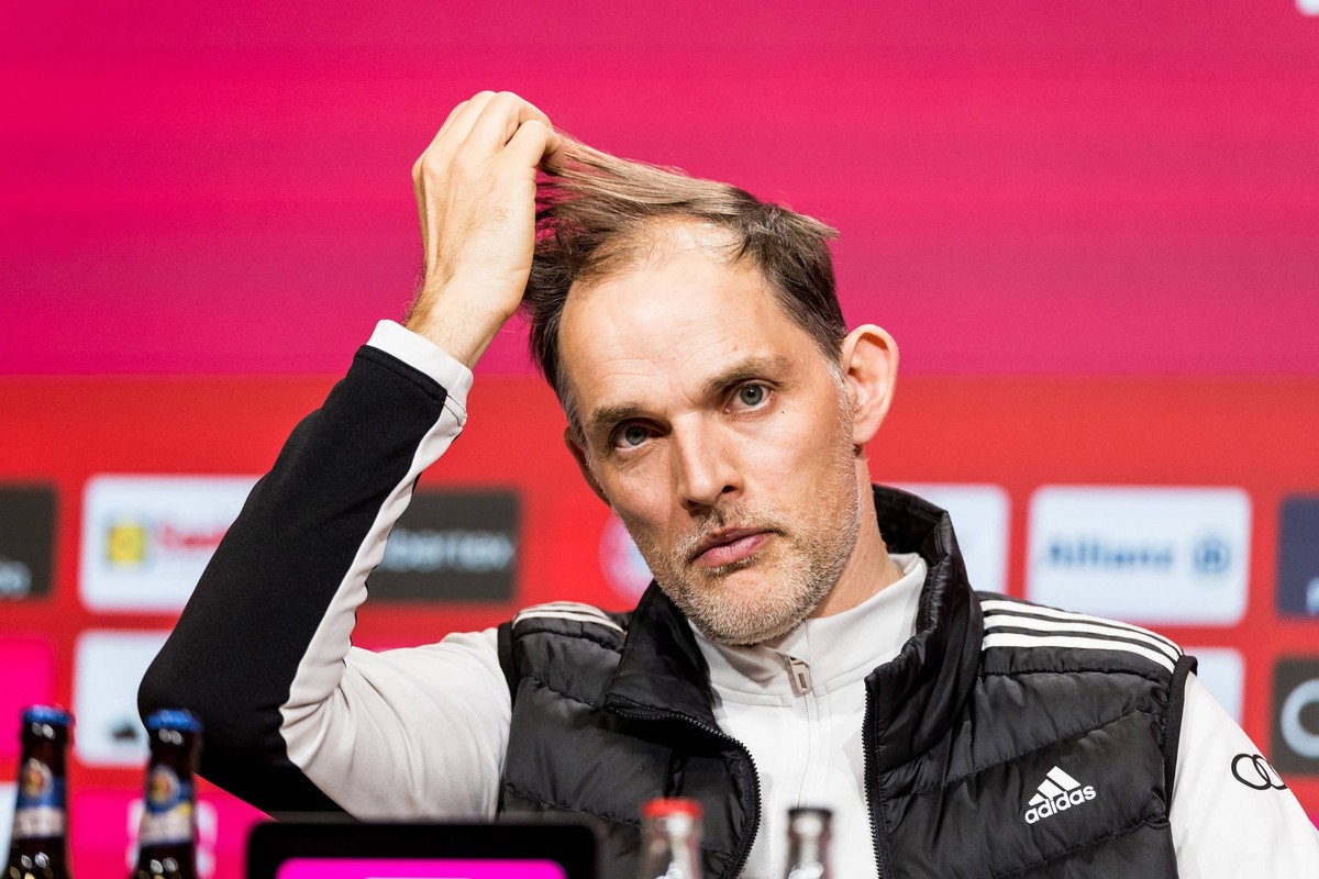 1. Fu�ball Bundesliga: FC Bayern M�nchen - Borussia Dortmund 30.03.2024 Thomas Tuchel Trainer FC Bayern M�nchen rauft sich die Haare in der Pressekonferenz 1. Fu�ball Bundesliga: FC Bayern M�nchen - B ...