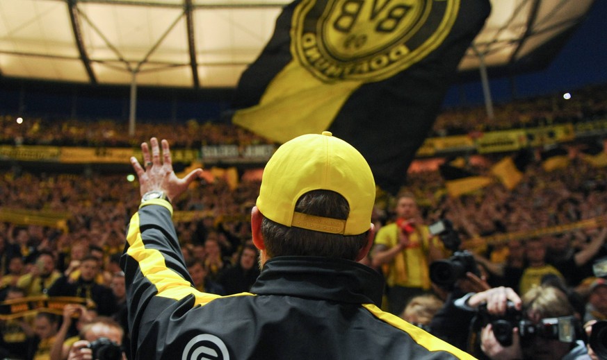 Sehnsucht nach Titeln, Sehnsuchtsfigur Kloppo: Die BVB-Fans beklatschen Jürgen Klopp im Jahr 2015, nachdem er mit Dortmund Pokalsieger wurde.