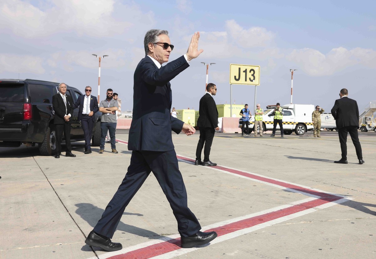 20.08.2024, Israel, Tel Aviv: US-Außenminister Antony Blinken läuft vor der Abreise nach Ägypten über das Rollfeld eines Flughafens. Foto: Kevin Mohatt/Pool Reuters/AP/dpa +++ dpa-Bildfunk +++