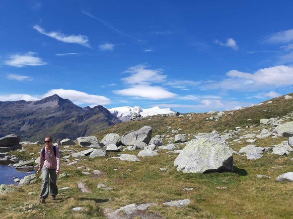 Felsbrocken auf einem Gletscherfeld am Großvenediger, Österreich