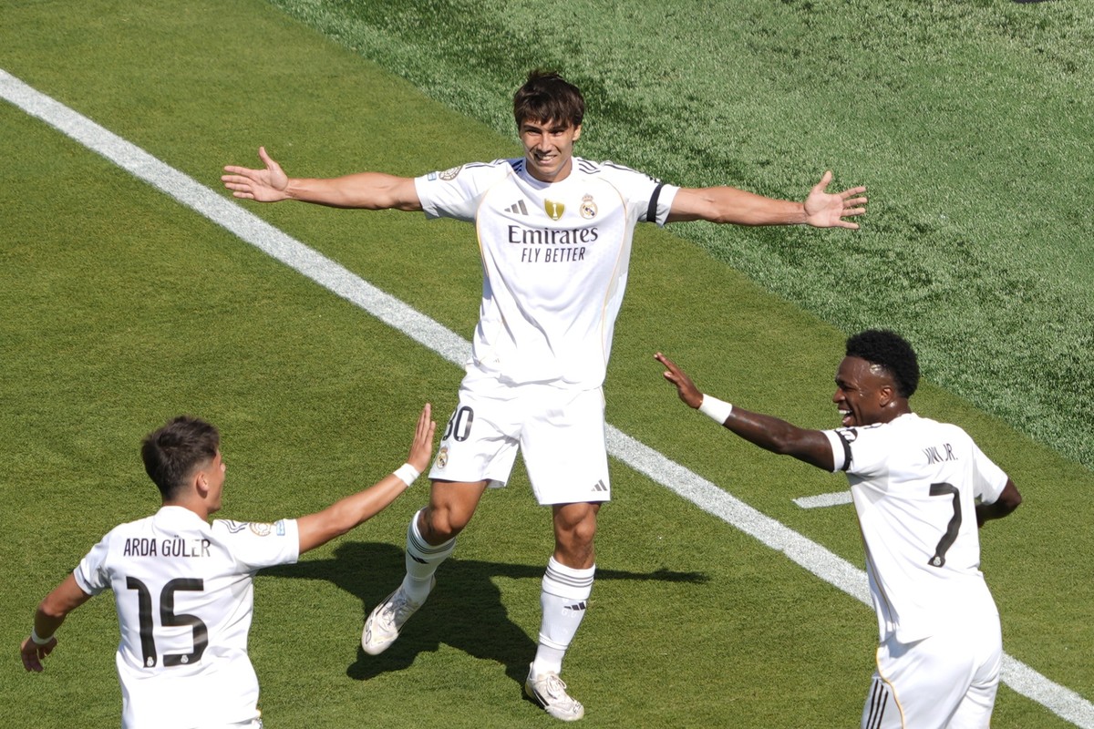 05.07.2025, USA, East Rutherford: Fußball: Club-WM, Real Madrid - Borussia Dortmund, Finalrunde, Viertelfinale, MetLife Stadium, Gonzalo Garcia (M) von Real Madrid feiert den Führungstreffer seiner Ma ...