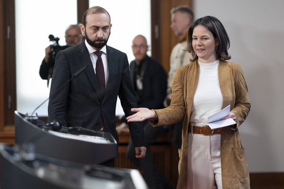 Pressekonferenz deutsche Außenministerin mit armenischen Amtskollegen - Annalena Baerbock, Außenministerin Deutschland, mit Ararat Mirsojan, Außenminister ArmenienPressekonferenz deutsche Außenministe ...