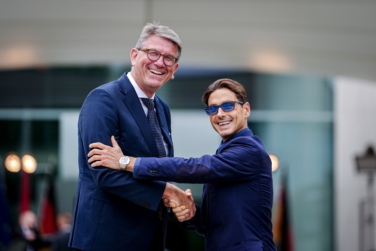 02.09.2025, Berlin: Kulturstaatsminister Wolfgang Weimer (l) empfängt den italienischen Medien-Unternehmer Pier Silvio Berlusconi. Bei einem Gespräch soll es auch um die Übernahme von Pro7/Sat.1 durch ...