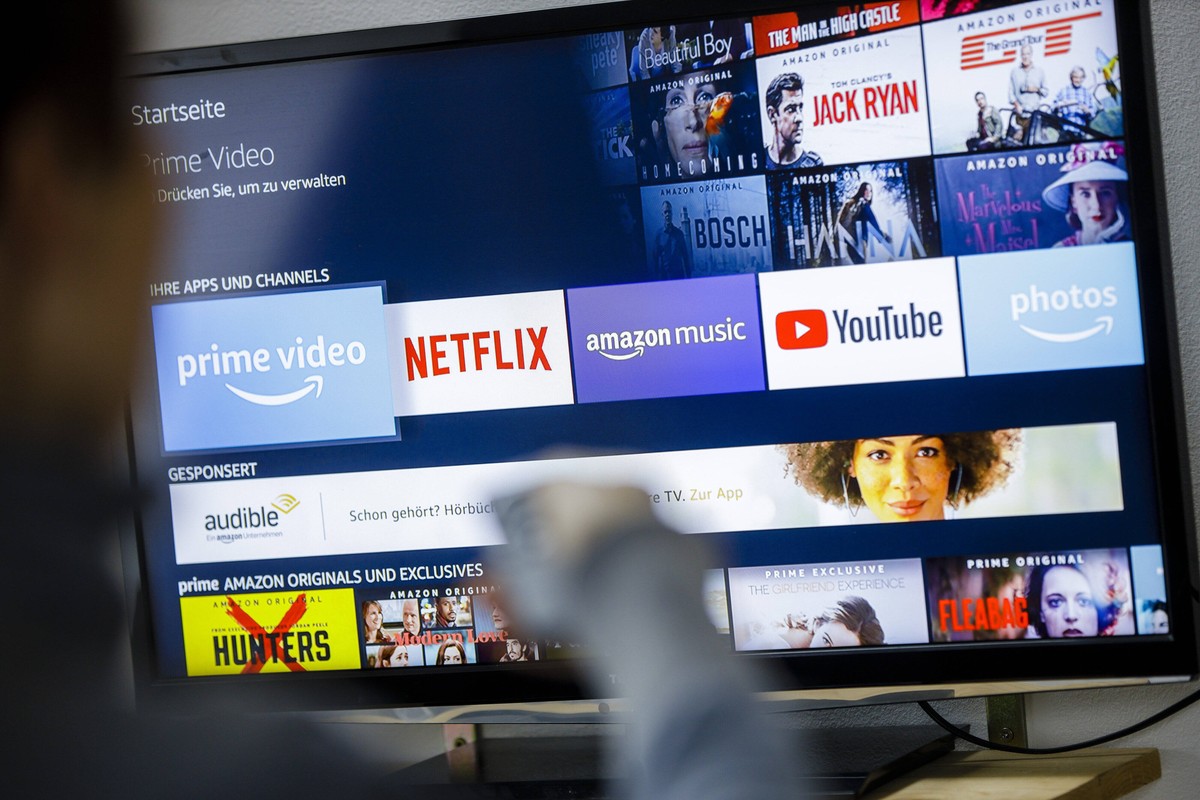 Symbolfoto: Die Logos der Streaming Dienste Amazon Prime Video, Netflix, amazon music und youtube ist auf einem Fernseher zu sehen. Berlin, 21.02.2020. Berlin Deutschland *** Symbol photo The logos of ...