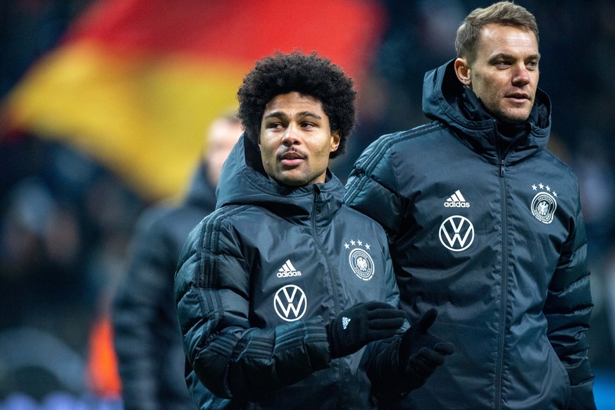 Können ihre Trainingsjacken erstmal anbehalten: Serge Gnabry (l.) und Manuel Neuer.