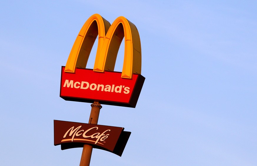 ARCHIV - 02.07.2014, Bayern, Feuchtwangen: Ein McDonald`s Logo aufgenommen vor einer Filiale bei Feuchtwangen. Mehr als 50 schwarze ehemalige Konzessionsinhaber von McDonald&#039;s-Schnellrestaurants  ...