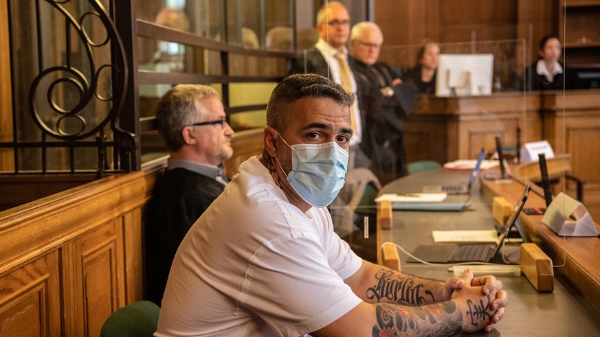17.08.2020, Berlin: Anis Mohamed Youssef Ferchichi, bekannt als Rapper Bushido, sitzt zu Beginn eines Prozesses gegen den Chef einer bekannten arabischst