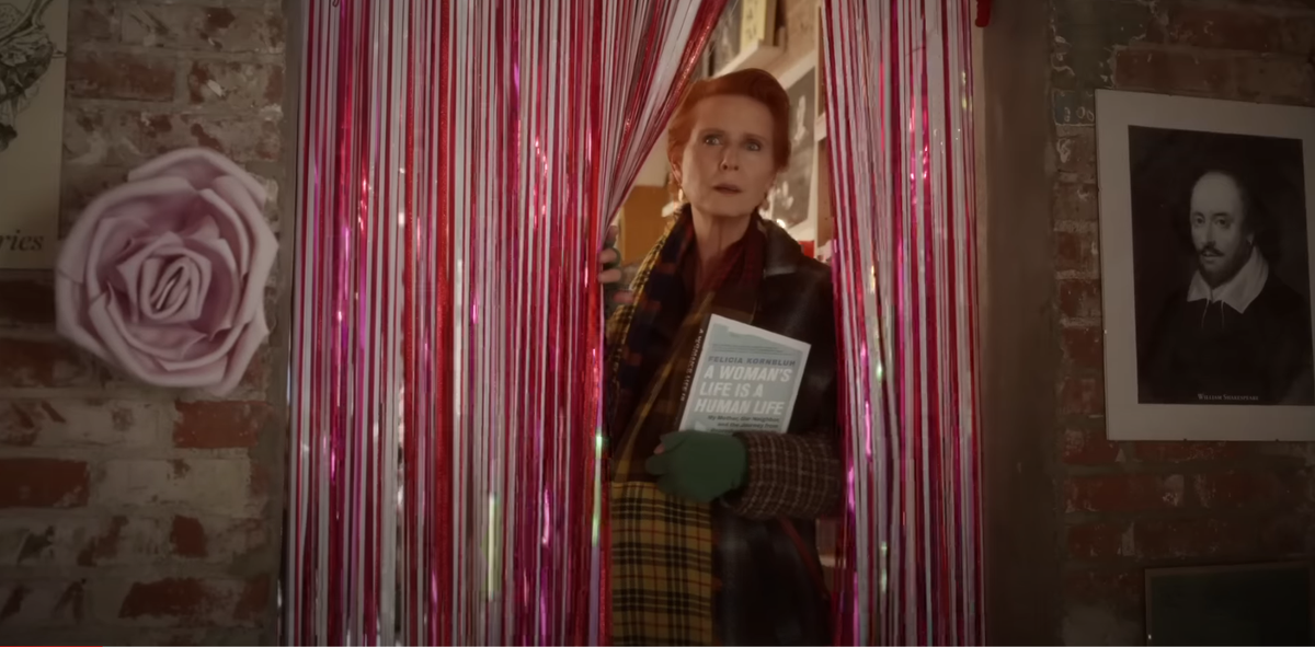 Miranda organisiert sich ein Valentins-Date in einem Buchladen.