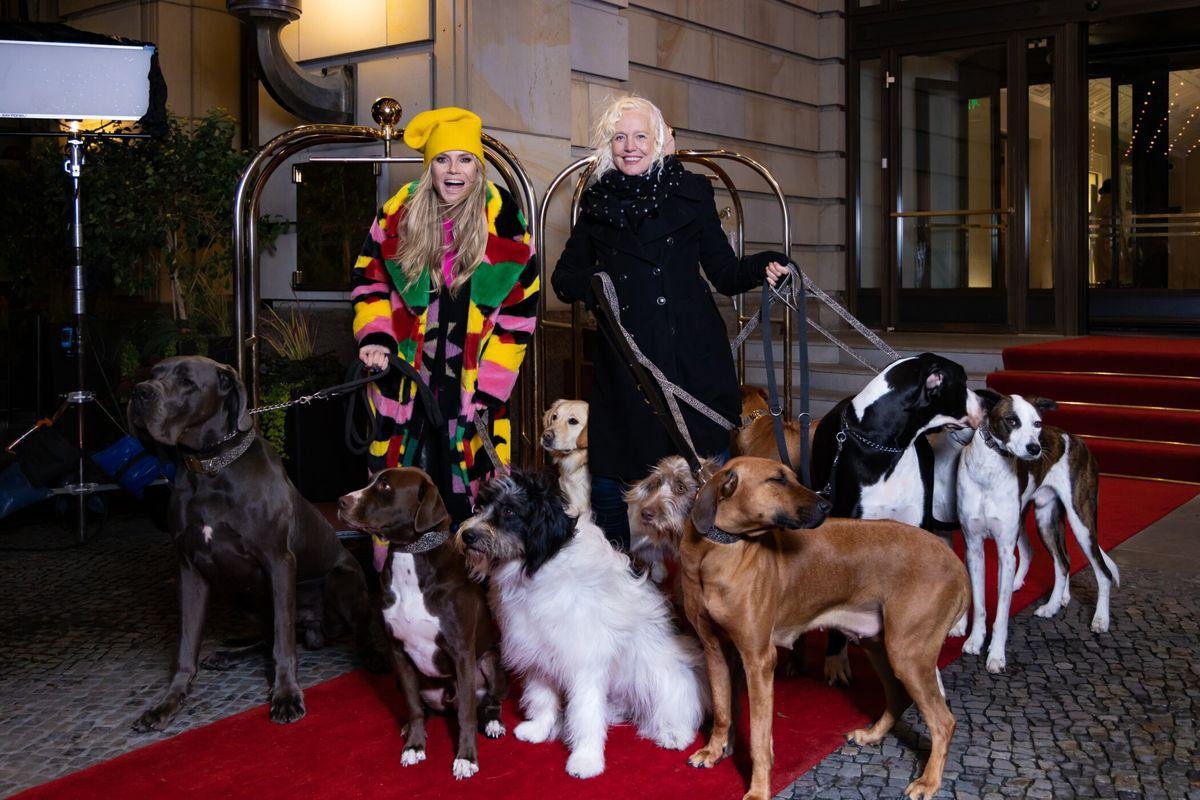 Vor dem Nackt-Walk zogen sich auch Heidi Klum (links) und Fotografin Ellen von Unwerth aus.