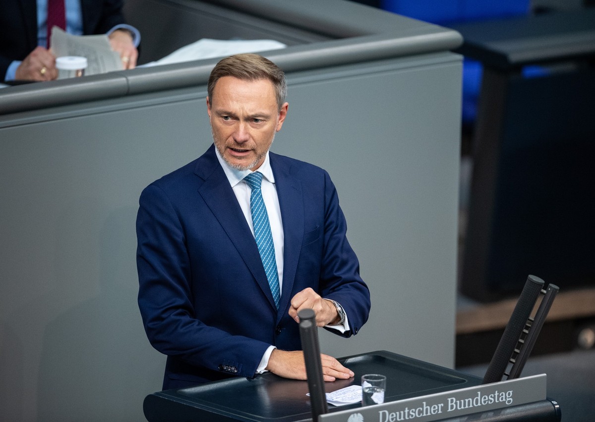 16.11.2023, Berlin: Christian Lindner (FDP), Bundesminister der Finanzen, spricht bei der Sitzung des Bundestags. Thema ist die Aktuelle Stunde zum Urteil des Bundesverfassungsgerichts zum Nachtragsha ...