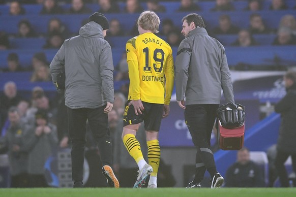 Fußball Champions League Achtelfinale FC Chelsea - Borussia Dortmund am 07.03.2023 an der Stamford Bridge in London Julian Brandt Dortmund verlässt verletzt das Spielfeld *** Soccer Champions League R ...