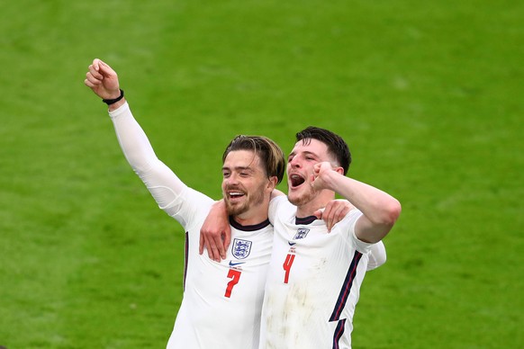 Jack Grealish (l.) von Aston Villa und Declan Rice von West Ham feiern den Sieg über Deutschland. 