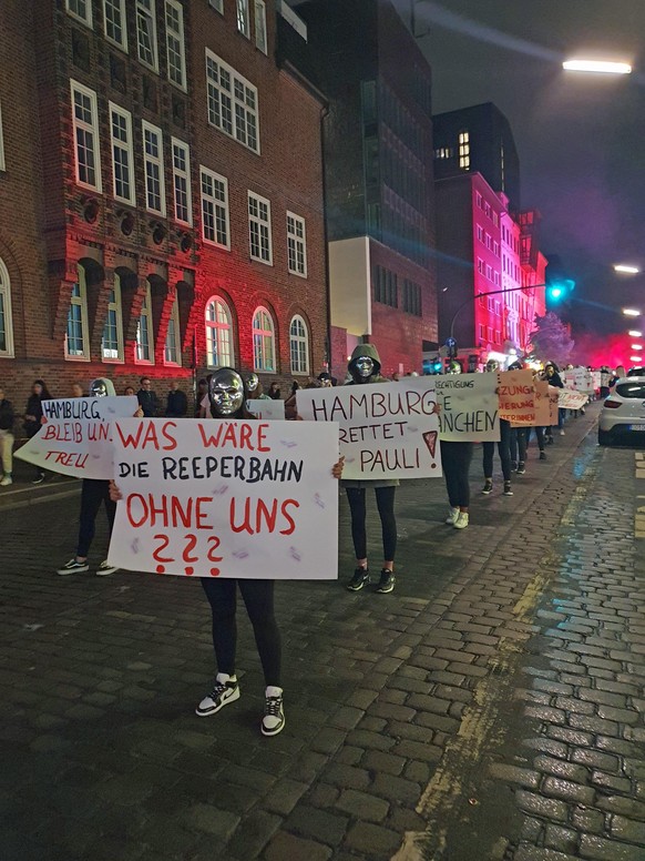 Etwa 80 maskierte Sexarbeiterinnen marschierten auf und klebten ihre Plakate an Schaufenster und Wände.