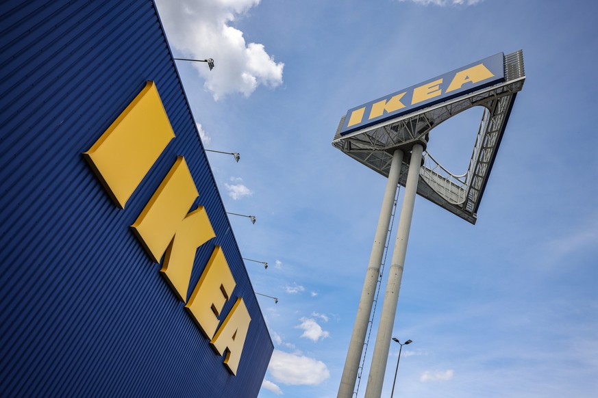 ARCHIV - 14.04.2023, Nordrhein-Westfalen, Köln: Ein Firmenlogo hängt an der Ikea-Filiale Köln Godorf. (zu dpa &quot;Ikea nimmt Marabou-Schokolade aus dem Sortiment&quot;) Foto: Oliver Berg/dpa +++ dpa ...