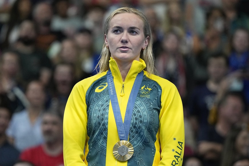Ariarne Titmus, of Australia, stands on the podium after winning the women&#039;s 400-meter freestyle final at the 2024 Summer Olympics, Saturday, July 27, 2024, in Nanterre, France. (AP Photo/Matthia ...