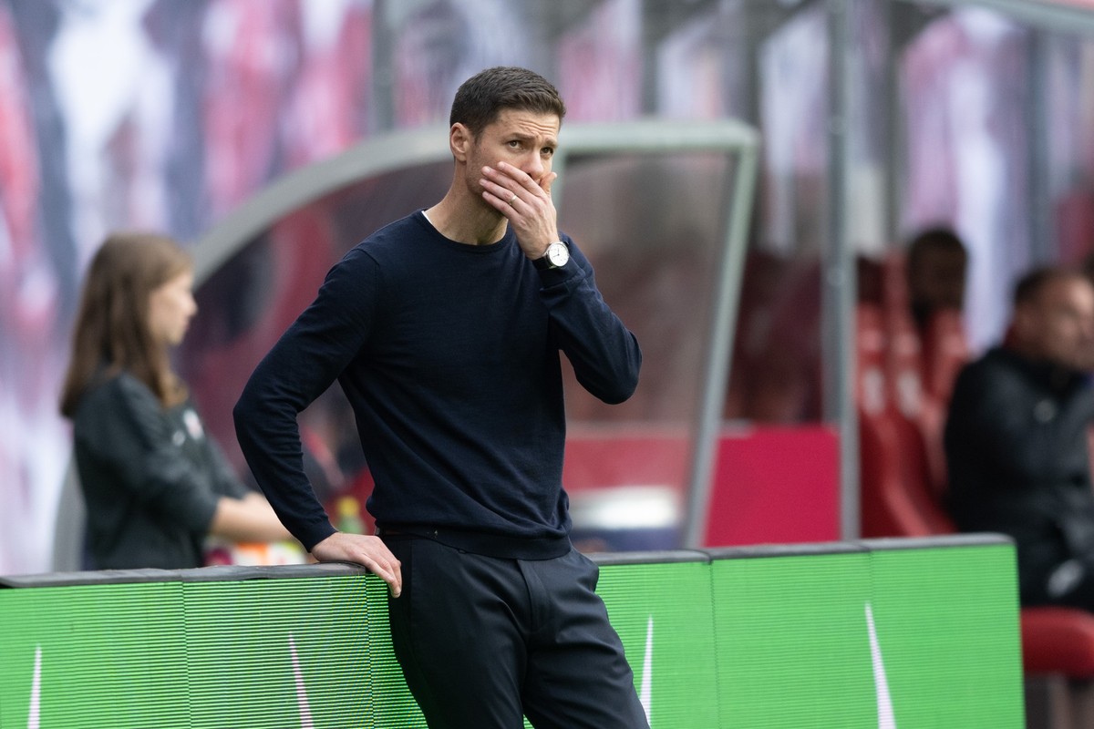 29.10.2022, Sachsen, Leipzig: Fußball: Bundesliga, RB Leipzig - Bayer Leverkusen, 12. Spieltag in der Red Bull Arena: Leverkusens Trainer Xabi Alonso reagiert während des Spiels. Foto: Sebastian Kahne ...