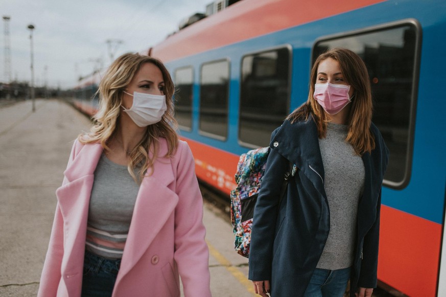 Nicht jeder trägt freiwillig Maske am Gleis oder im Zug.