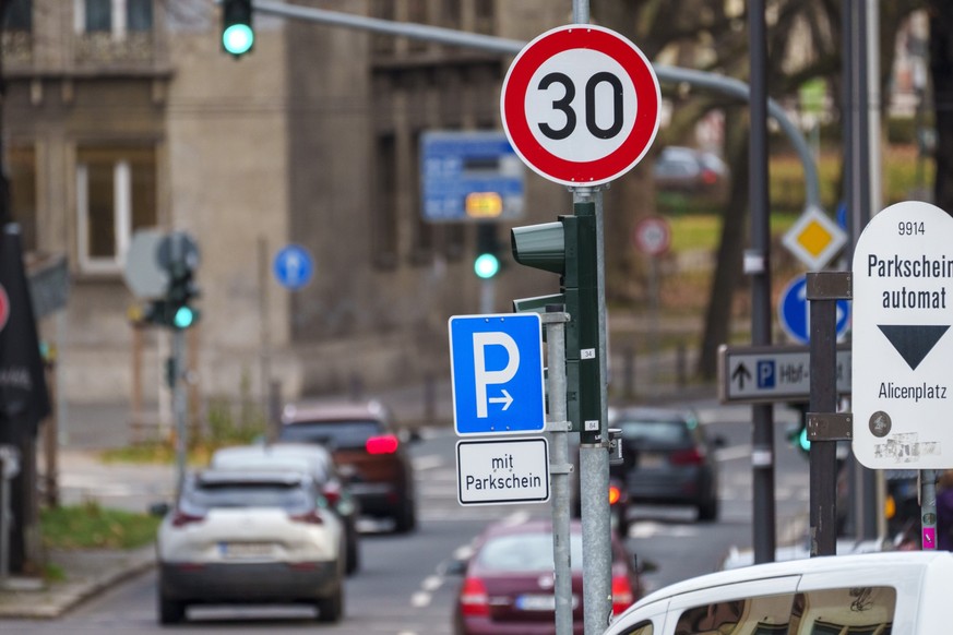 30.12.2022, Rheinland-Pfalz, Mainz: Ein Tempo-30-Schild steht auf der Parcusstra