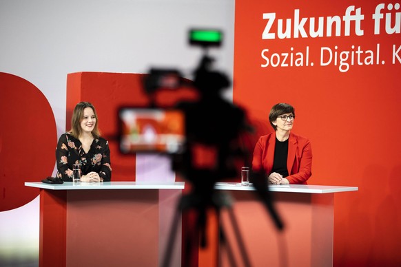 Saskia Esken, Parteivorsitzende der SPD, r und Jessica Rosenthal, Bundesvorsitzende der Jusos, l aufgenommen waehrend eines Talks im Rahmen der Jahresauftaktklausur des Parteivorstandes. Zukunft fuer  ...