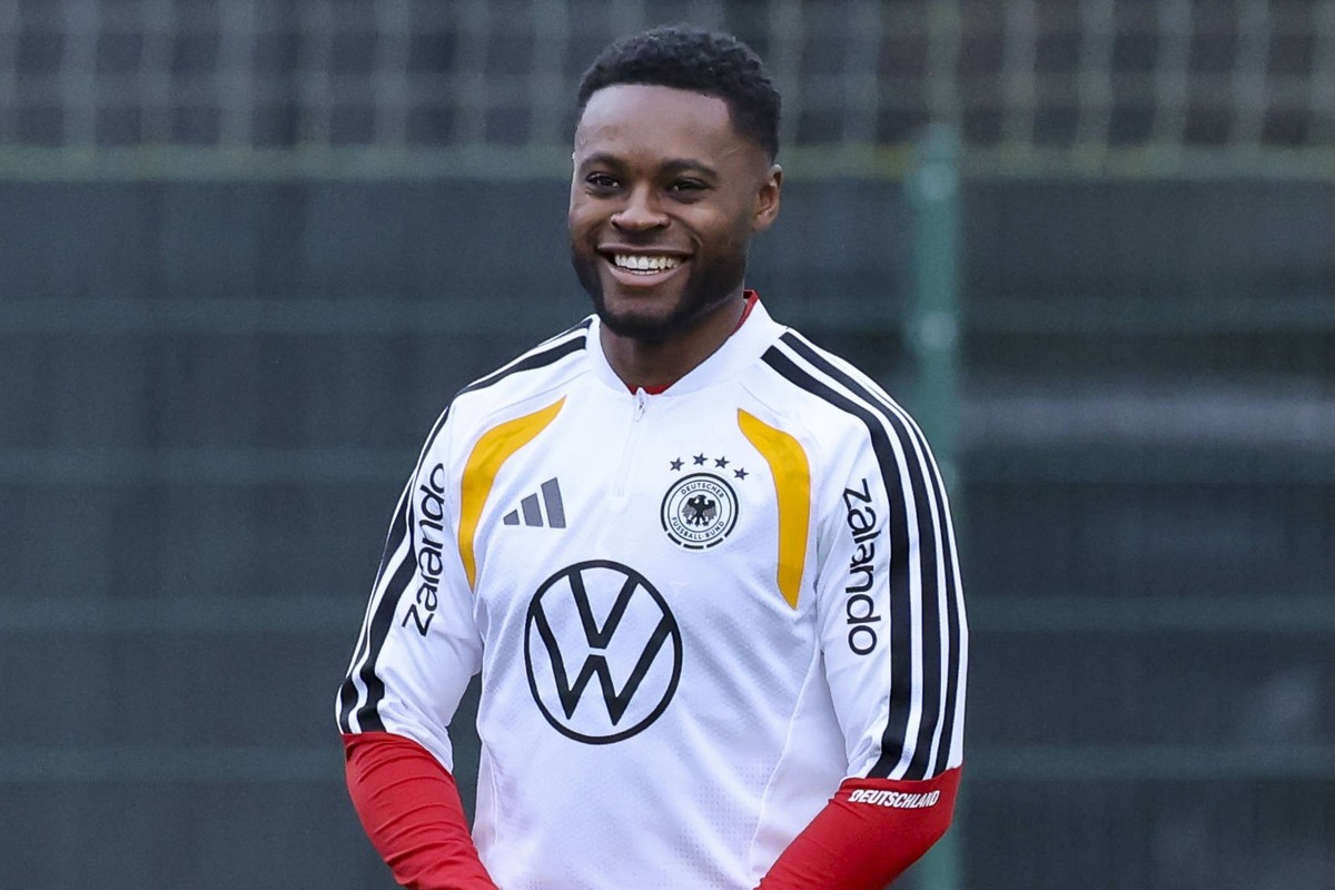 Ridle Baku Germany lacht, , Training der deutschen Fussball Nationalmannschaft, Volkswagen Arena am 11. November 2025 in Wolfsburg, Deutschland. Foto von Marco Steinbrenner/DeFodi Images Ridle Baku Ge ...