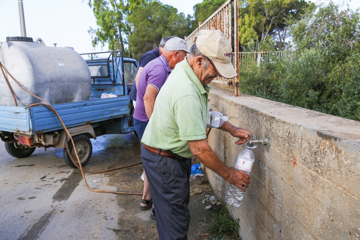 Prolonged drought in Sicily, water is raided and tankers are used Sicily - San Miceli Aqueduct. Sicily. Province of Trapani. People forced to fill water due to the lack of daily water which leads to w ...