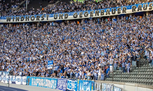 Klares Statement der Fans beim Relegationshinspiel. "Windhorst und Gegenbauer raus" steht auf dem Banner über der Ostkurve.