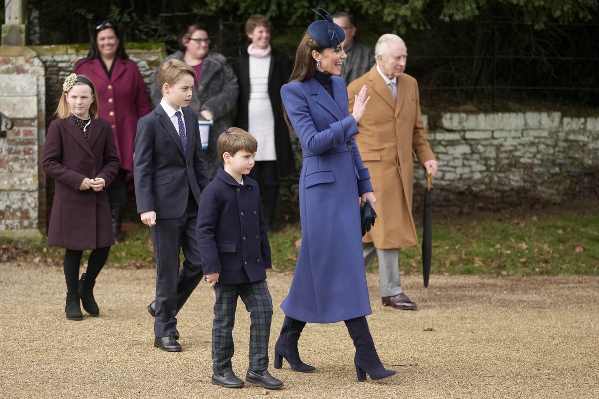 25.12.2023, Großbritannien, Sandringham: Großbritanniens König Charles III. (r-l), Kate, Prinzessin von Wales, Prinz Louis, Prinz George und Prinzessin Charlotte verlassen die Kirche St. Mary Magdalen ...