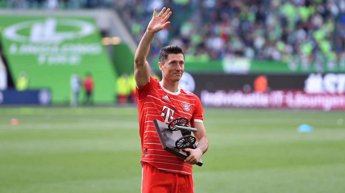 Fußball 1. Bundesliga 34. Spieltag VfL Wolfsburg - FC Bayern München am 14.05.2022 in der Volkswagen Arena in Wolfsburg Robert Lewandowski ( München ) kicker Torjägerkanone / Torschützenkönig DFL regu ...