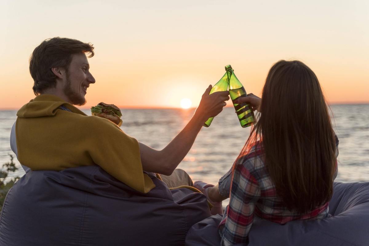 Freunde stoßen mit Bier im Freien auf den Sonnenuntergang an Freunde stoßen mit Bier im Freien auf den Sonnenuntergang an LicenseRF ,model released, Symbolfoto Copyright: xZoonar.com/OleksandrxLatkunx ...