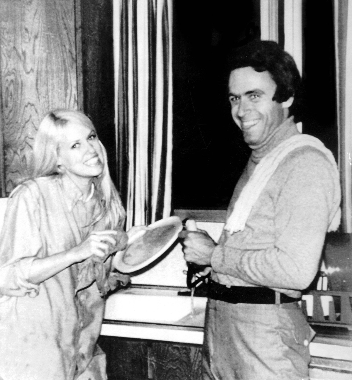 Bildnummer: 59998084 Datum: 03.08.2001 Copyright: imago/United Archives International
Ted (Theodore) Bundy helps Carol Bartholomew clean up dishes from a 1975 birthday party 1975 kbdig 2001 quadrat Ba ...