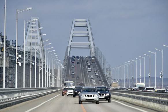 23.02.2023, ---, Kertsch: Autos und andere Fahrzeuge fahren auf der Krim-Brücke, die das russische Festland und die Halbinsel Krim über die Meerenge von Kertsch nach Restaurierungsarbeiten wieder verb ...