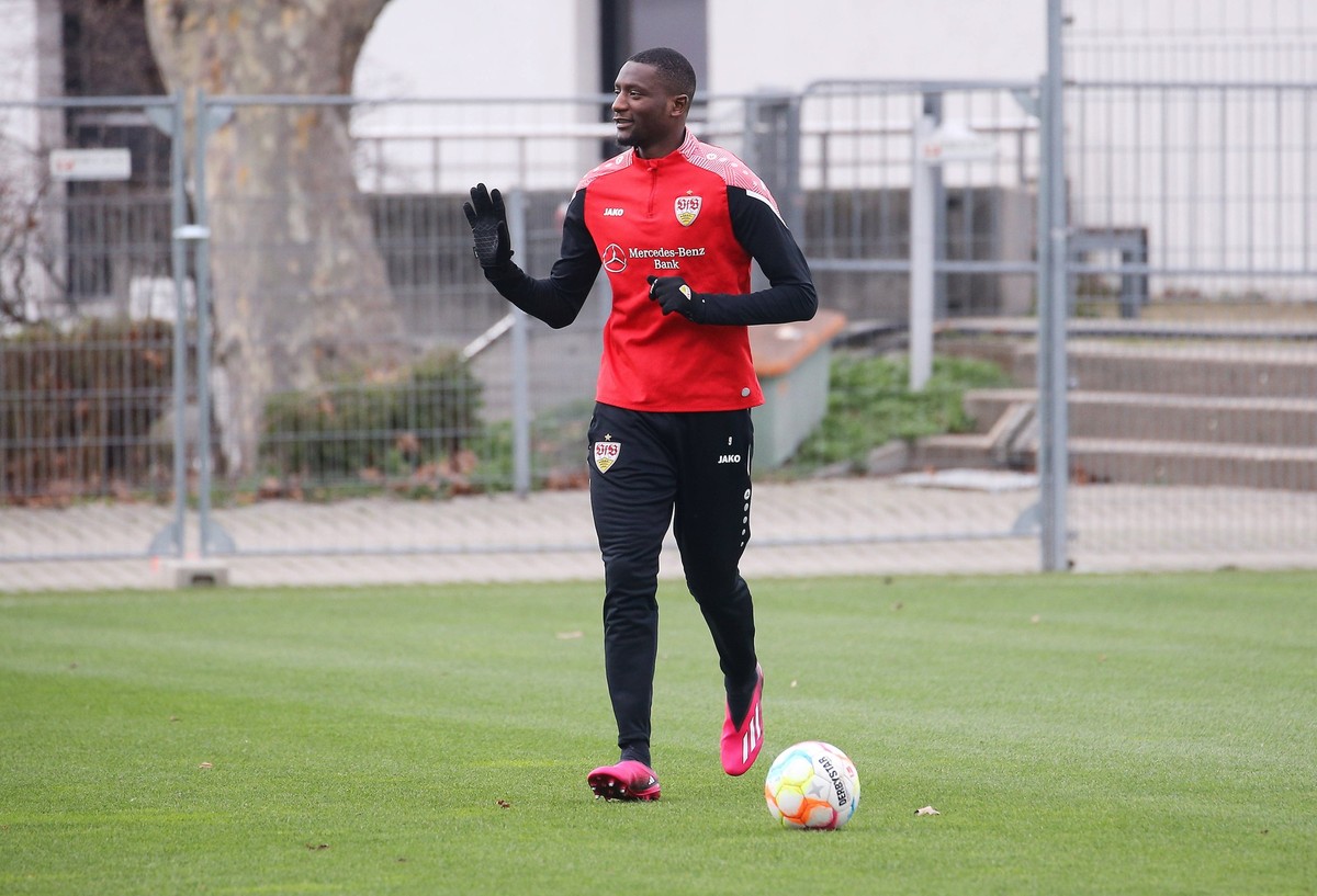 BAU// 14..03.2023 Stuttgart Fußball VfB Stuttgart Training , Serhou Guirassy beim Joggen *** BAU 14 03 2023 Stuttgart soccer VfB Stuttgart training , Serhou Guirassy jogging
