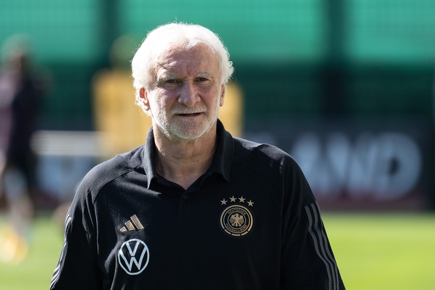 05.09.2023, Niedersachsen, Wolfsburg: Fußball, Nationalmannschaft, vor den Länderspielen gegen Japan und Frankreich. DFB-Sportdirektor Rudi Völler steht auf dem Trainingsplatz. Die Nationalelf trifft  ...