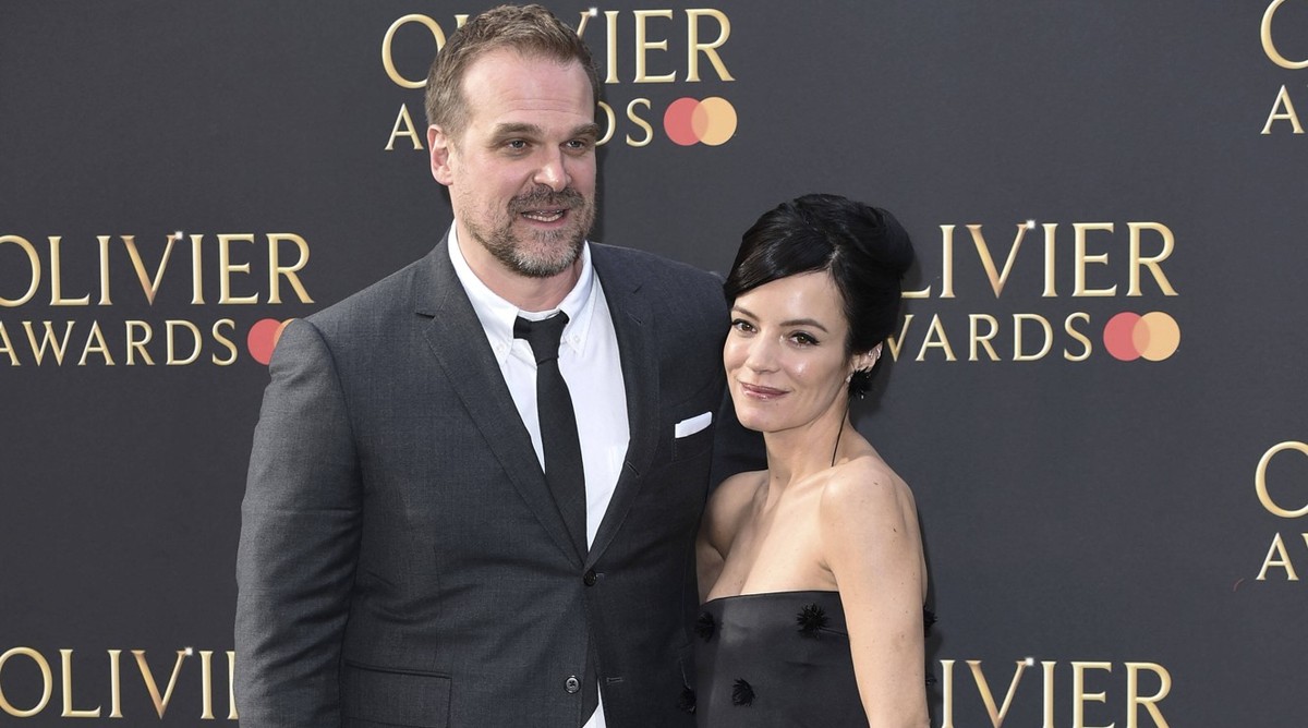 David Harbour mit Ehefrau Lily Allen bei der Verleihung der Olivier Awards 2022 in der Royal Albert Hall. London, 10.04.2022 *** David Harbour with wife Lily Allen at the Olivier Awards 2022 at the Ro ...